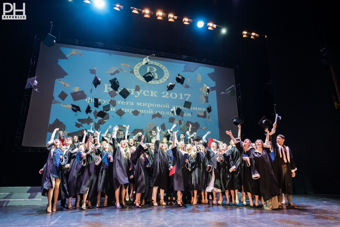 Выпускникам факультета мировой экономики и мировой политики 2017 года вручены дипломы