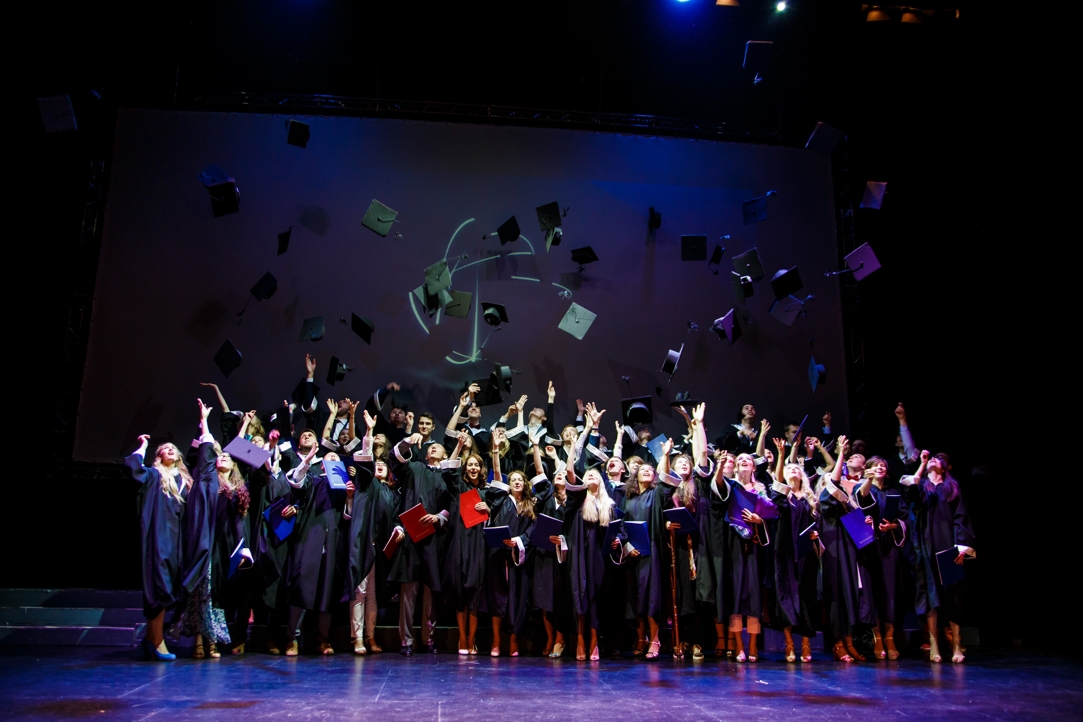Фотоотчет с церемонии вручения дипломов выпускникам факультета