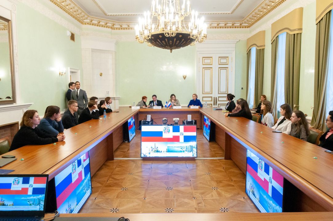 НИУ ВШЭ принимает посла Доминиканской республики с лекцией по торговле, туризму и двусторонним отношениям