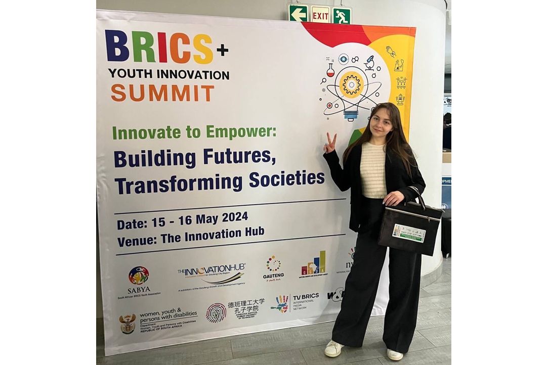 Поздравляем Елизавету Фадееву с победой на конкурсе проектов Молодежного инновационного саммита БРИКС+ (BRICS+ Youth Innovation Summit) в ЮАР