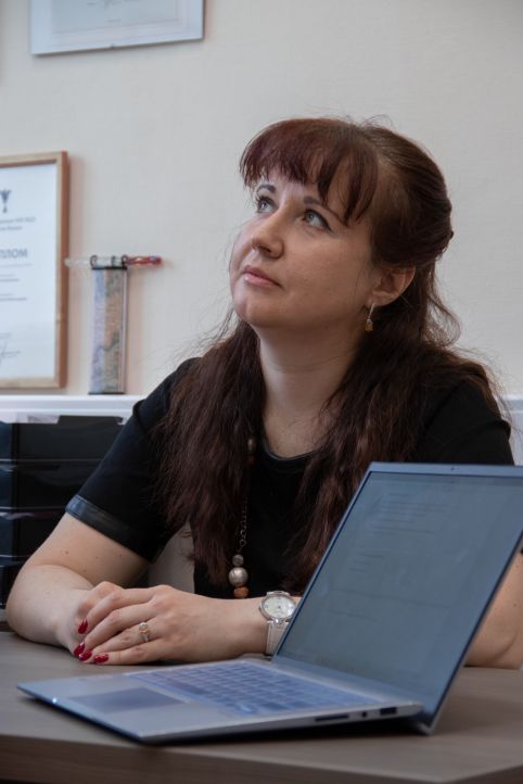 Алина Вячеславовна думает над ёмким описанием нашего факультета